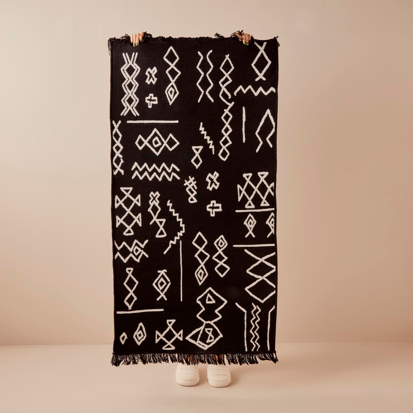 Hiyeroglif Kilim Siyah (120x180 cm)